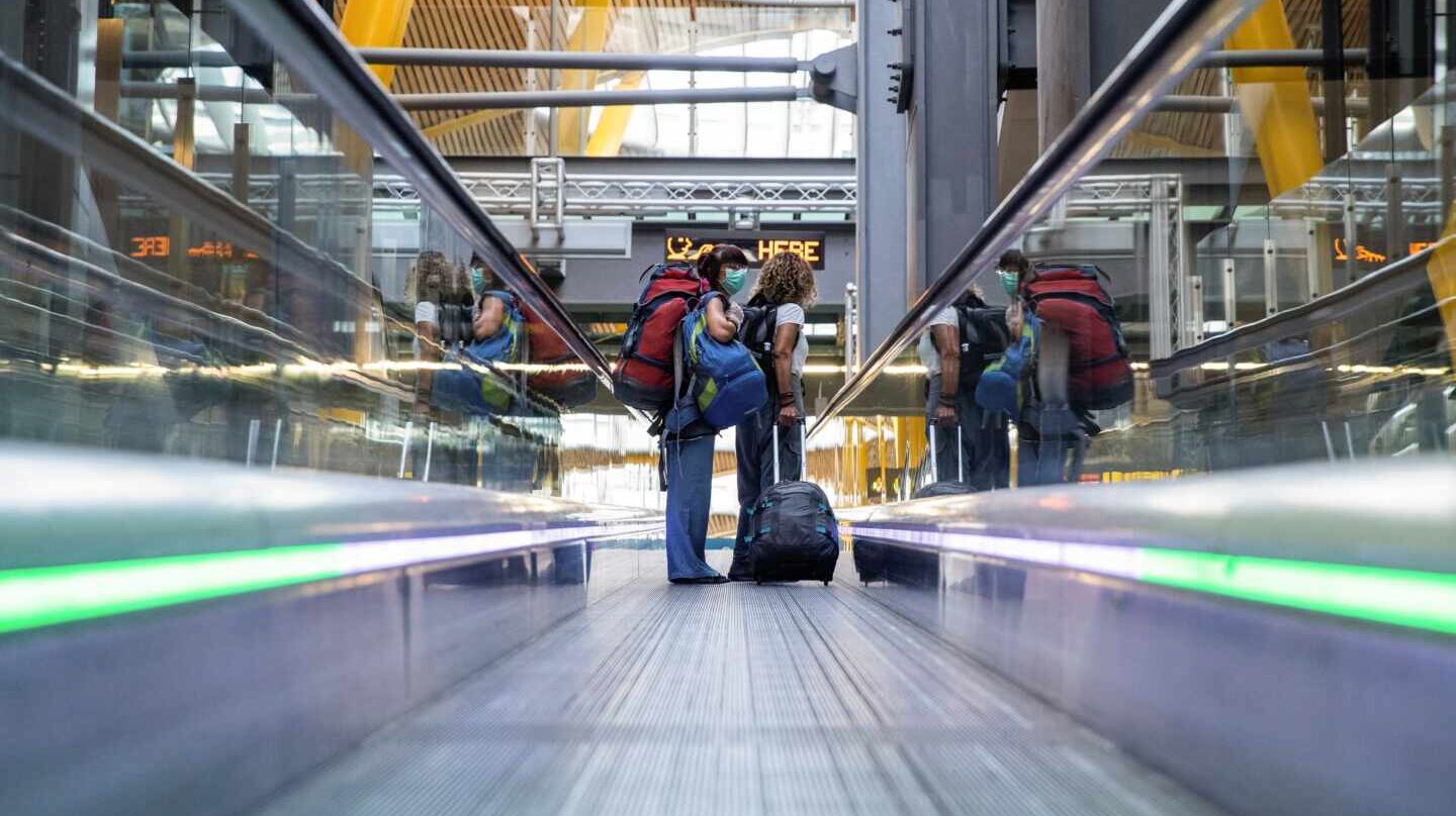 Varios pasajeros recorren la Terminal 4 del aeropuerto Adolfo Suárez Madrid Barajas.