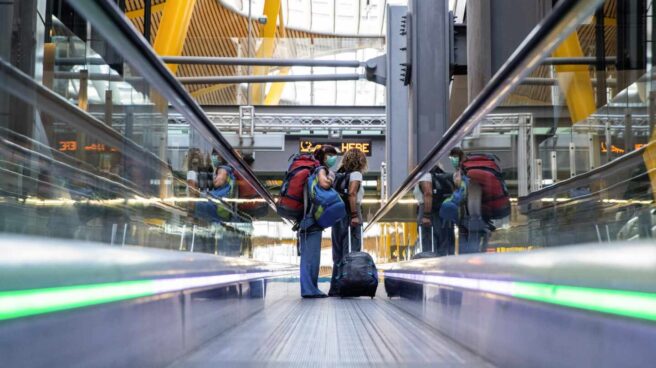 Varios pasajeros recorren la Terminal 4 del aeropuerto Adolfo Suárez Madrid Barajas. Varios pasajeros recorren la Terminal 4 del aeropuerto Adolfo Suárez Madrid Barajas.