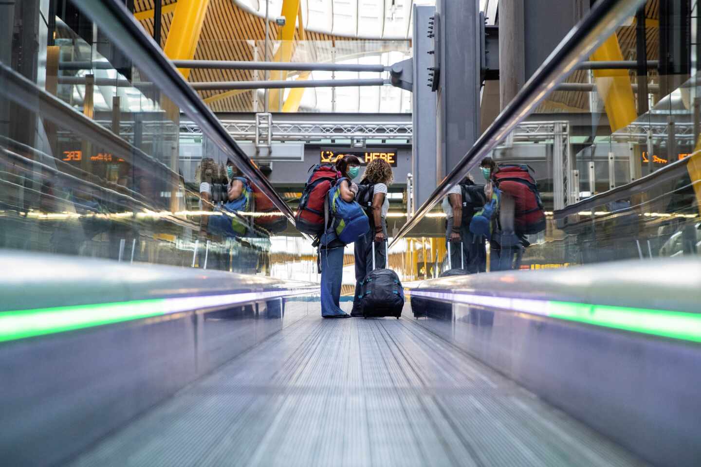 Varios pasajeros recorren la Terminal 4 del aeropuerto Adolfo Suárez Madrid Barajas.