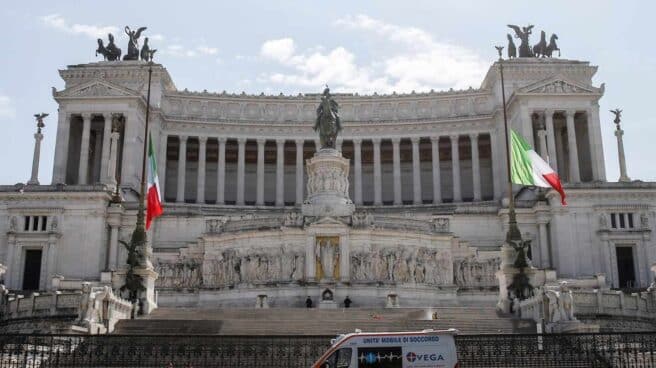 Altar de la Patria en Roma con la bandera de Italia a media asta.