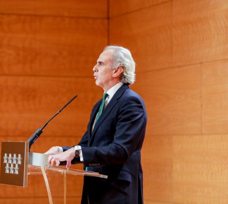 El consejero de Sanidad admite que se envió "por error" un documento que pedía no derivar ancianos en estado grave a hospitales