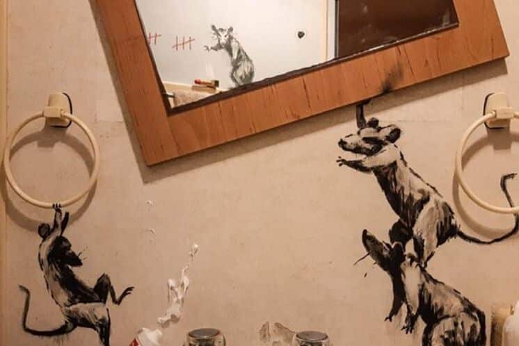 Banksy, confinado, pinta su nueva obra en su baño