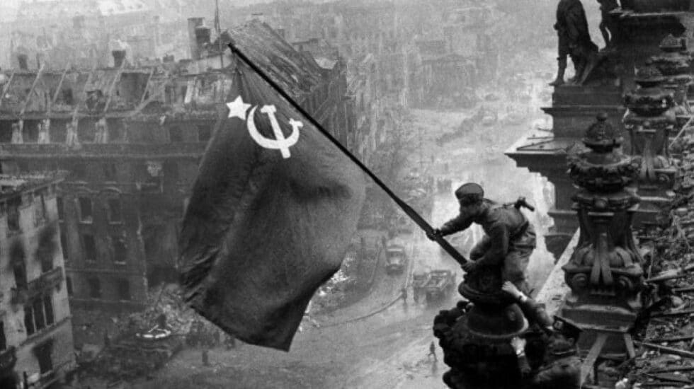 75 años de la foto de la bandera roja soviética ondeando en el Reichstag 75 años de la foto de la bandera roja soviética ondeando en el Reichstag