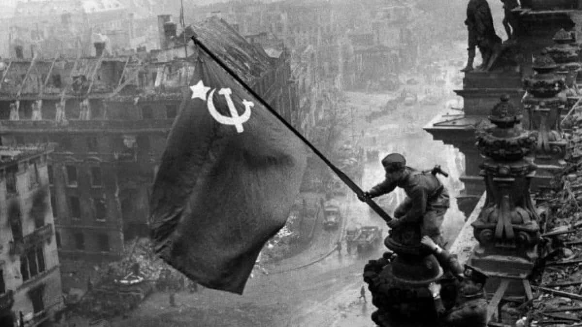 75 años de la foto de la bandera roja soviética ondeando en el Reichstag