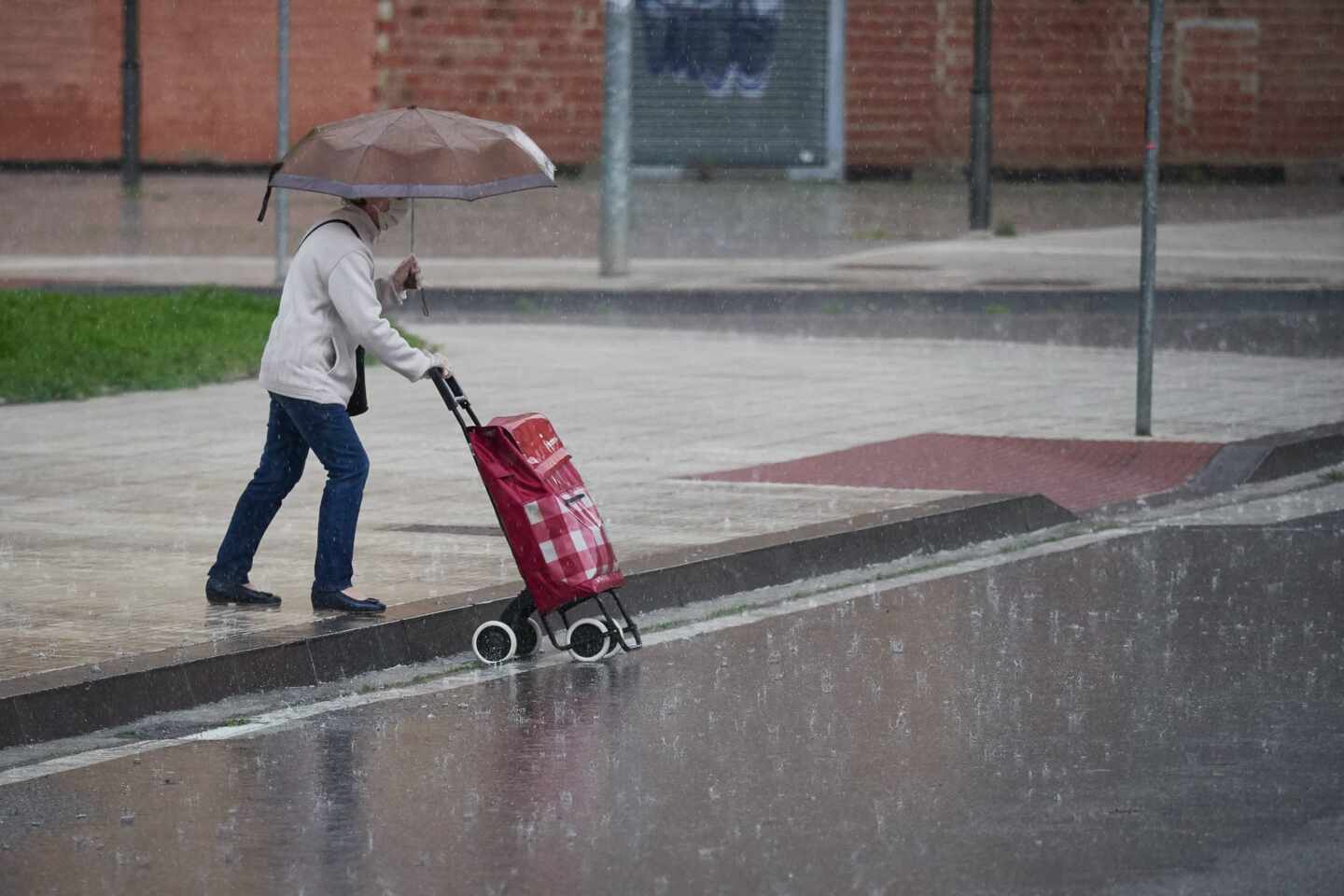 Las temperaturas bajan hoy y las lluvias y tormentas pondrán en aviso a nueve provincias