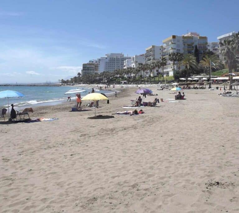 Hallan el cadáver de un hombre en la orilla de una playa de Málaga