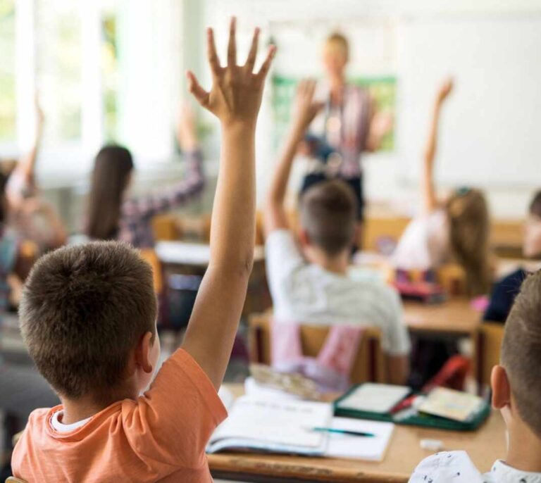 Aislan a veinte alumnos de Primaria por el positivo de una niña en un colegio de Valencia