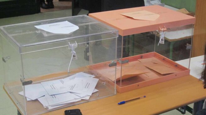 20191110c726f7871fb54fd699d1af26b3c4360d Dos urnas en una mesa electoral.
