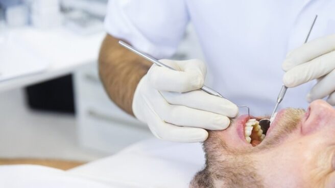 Portobello se mantiene indemne tras las demandas por la compra de las clínicas Vivanta Consulta de un dentista en una imagen de archivo.