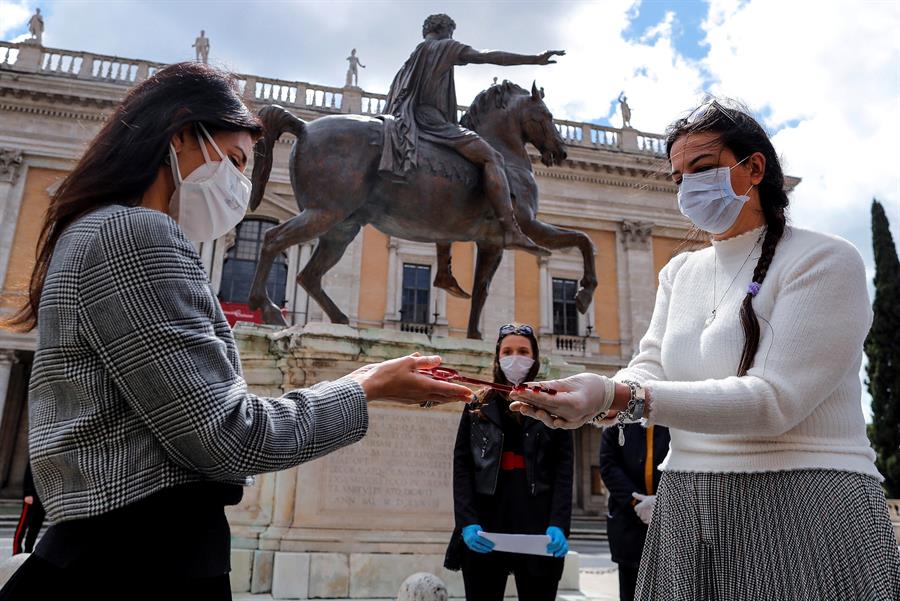 Italia registra otros 323 muertos y el número de pacientes sigue disminuyendo