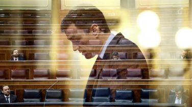 Sánchez insiste en lanzarse a una piscina sin agua
