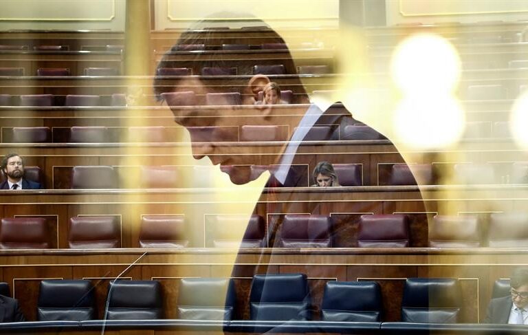 Sánchez insiste en lanzarse a una piscina sin agua