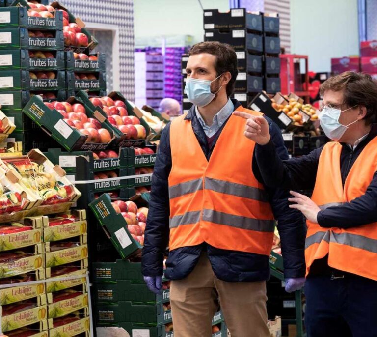 Casado pide en Mercamadrid que los trabajadores de sectores esenciales cobren el salario bruto