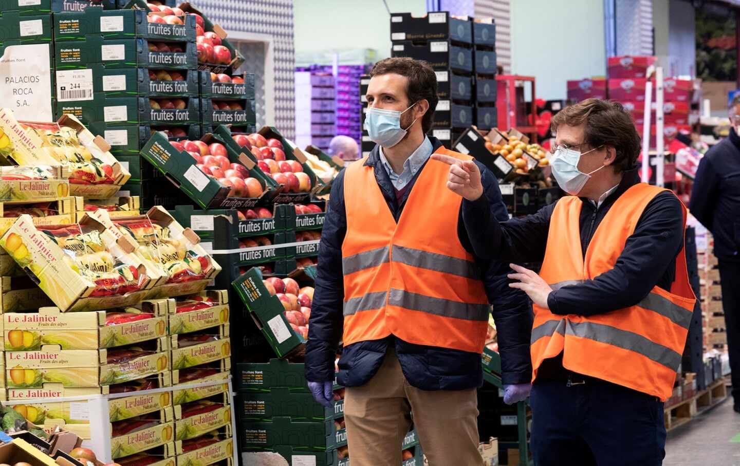 Casado pide en Mercamadrid que los trabajadores de sectores esenciales cobren el salario bruto