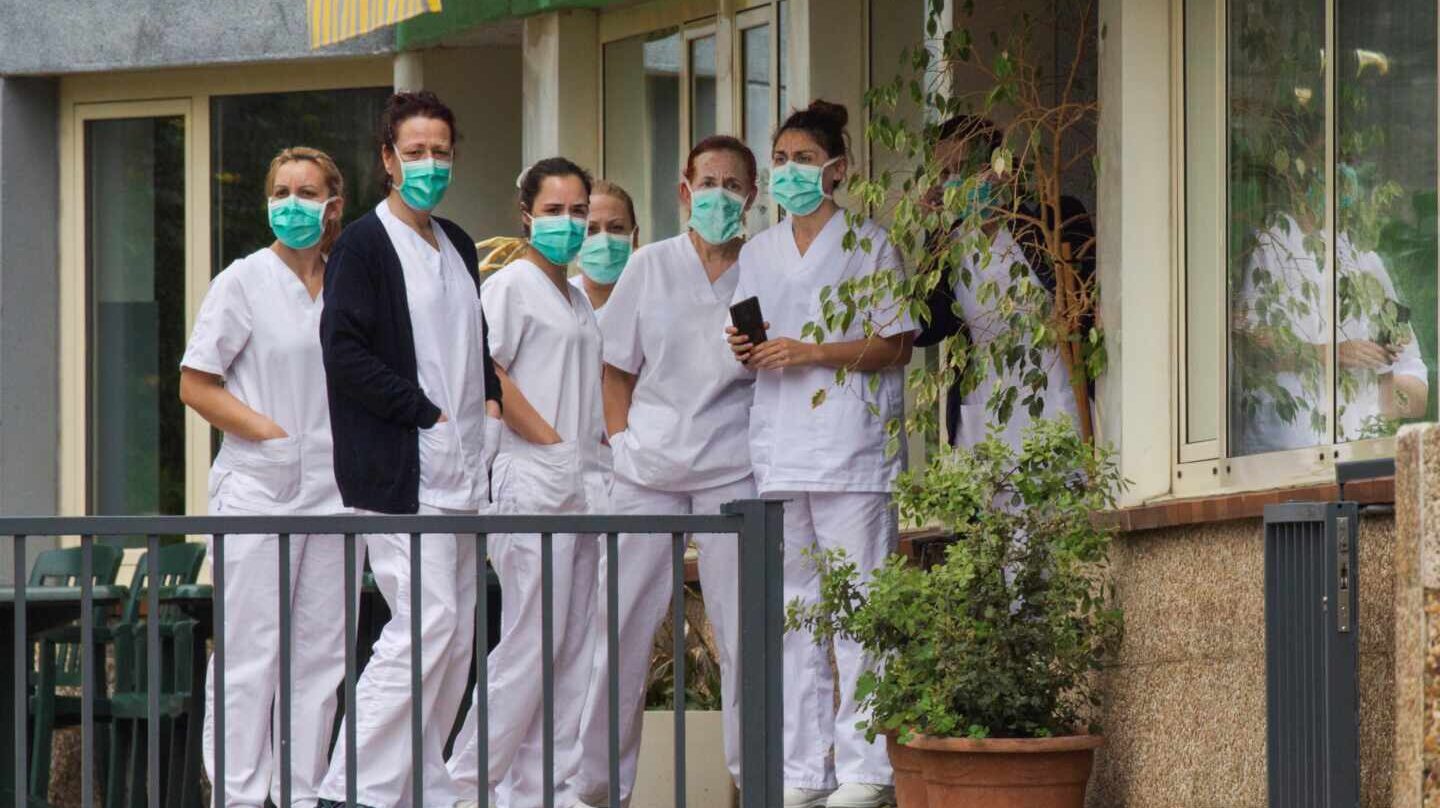 Trabajadoras ataviadas con mascarillas en el geriátrico de Grado, en Asturias