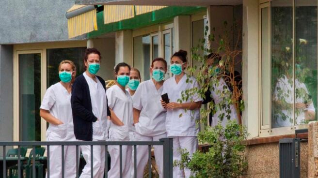 Trabajadoras ataviadas con mascarillas en el geriátrico de Grado, en Asturias Trabajadoras ataviadas con mascarillas en el geriátrico de Grado, en Asturias