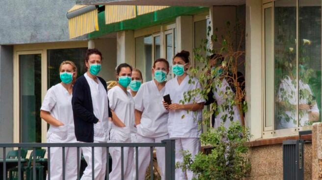 Trabajadoras ataviadas con mascarillas en el geriátrico de Grado, en Asturias