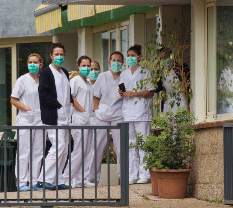 Una mascarilla de usar y tirar, 14 euros: estafa y delirio con un producto básico