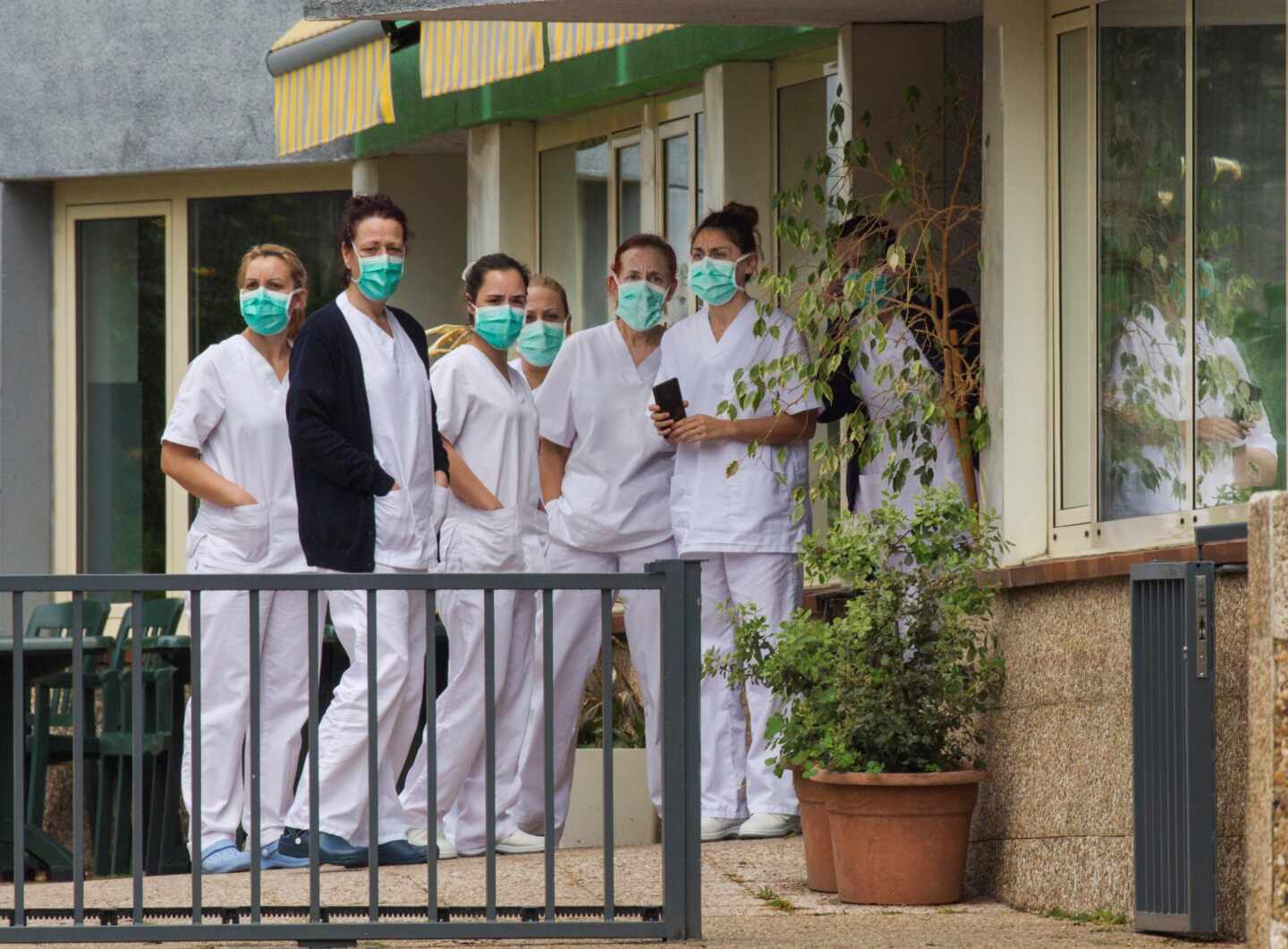 Trabajadoras ataviadas con mascarillas en el geriátrico de Grado, en Asturias