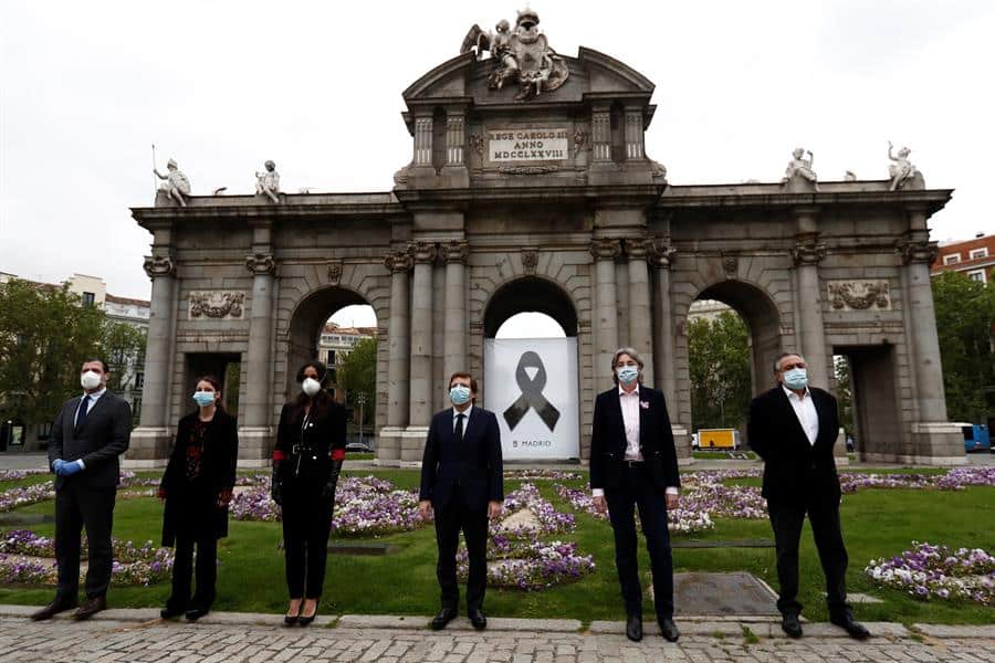 Madrid recuerda a los muertos de COVID con un crespón en la Puerta de Alcalá