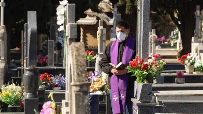 La Iglesia pide más mascarillas y guantes para que los familiares puedan ir a los entierros