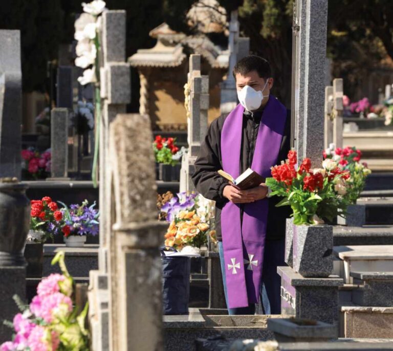 La Iglesia pide más mascarillas y guantes para que los familiares puedan ir a los entierros