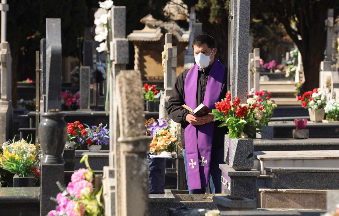 La Iglesia pide más mascarillas y guantes para que los familiares puedan ir a los entierros