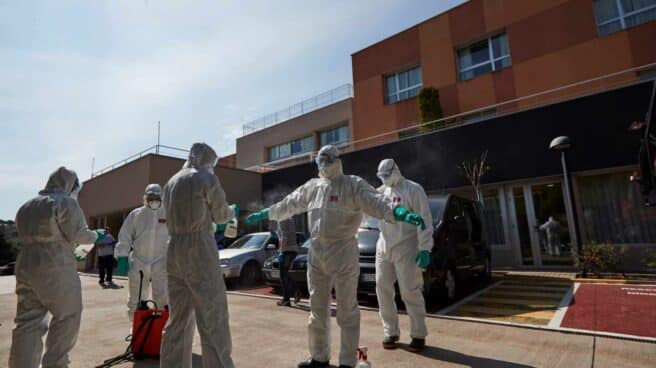 La UME trabaja en la desinfección de una residencia en Sant Boi del Llobregat (Barcelona).