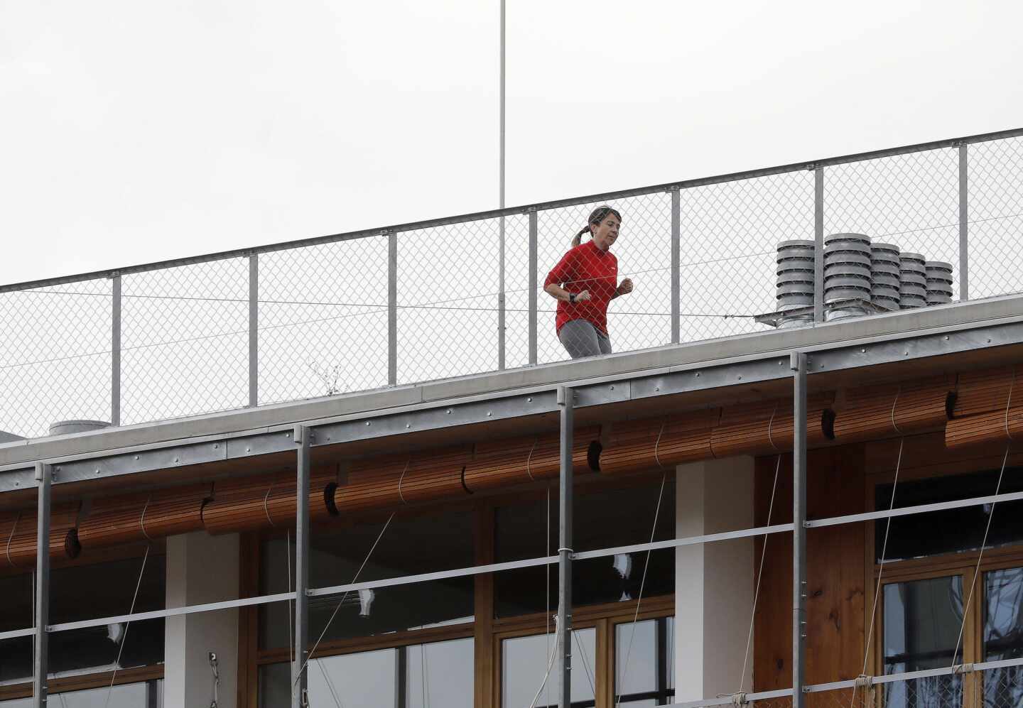 Una mujer corre en la azotea de su edificio