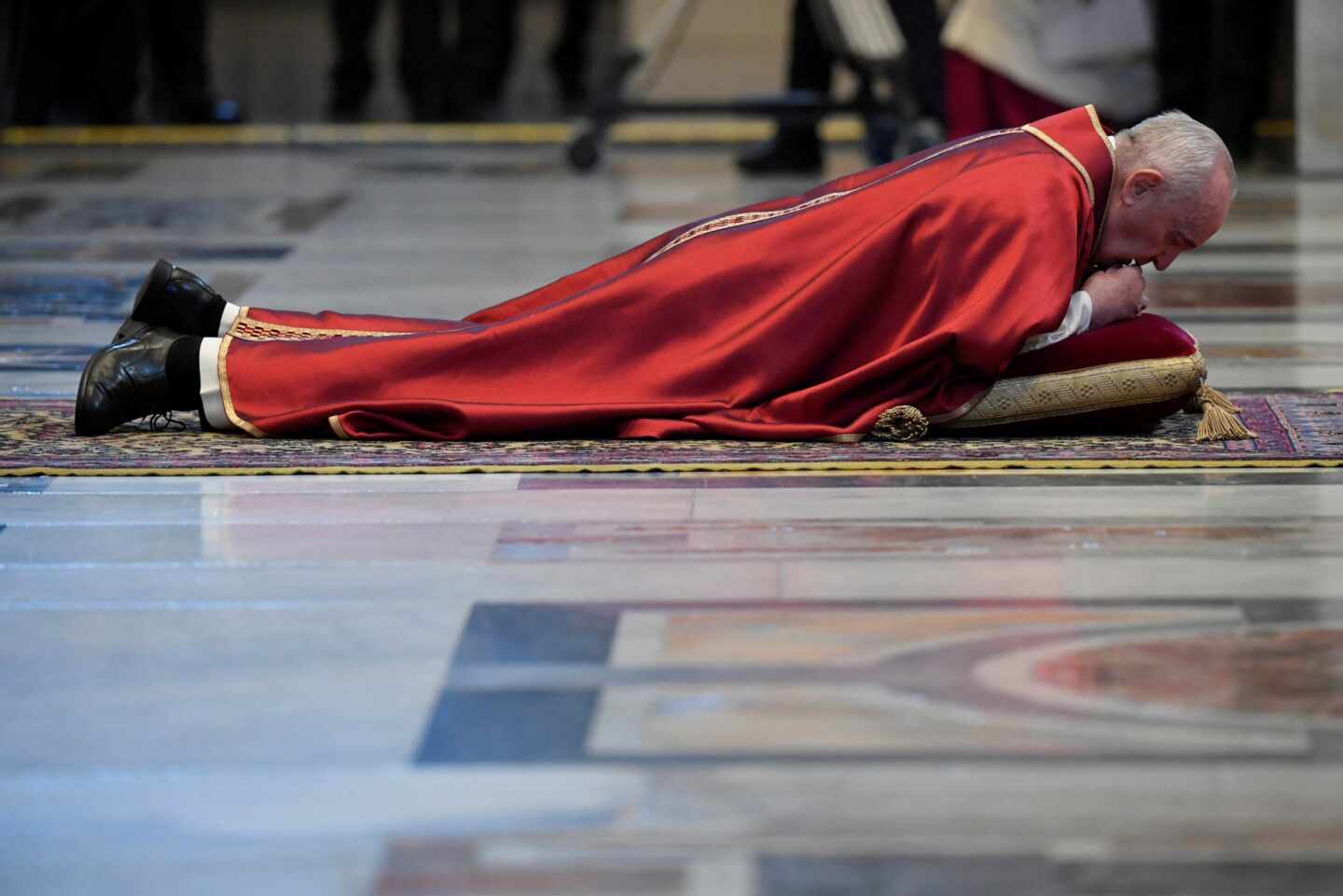 El Papa Francisco reza tumbado bocabajo en Viernes Santo del 2020