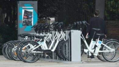 La DGT trabaja en prohibir circular a más de 30 km/h en vías de un solo carril por sentido para fomentar el uso de la bicicleta