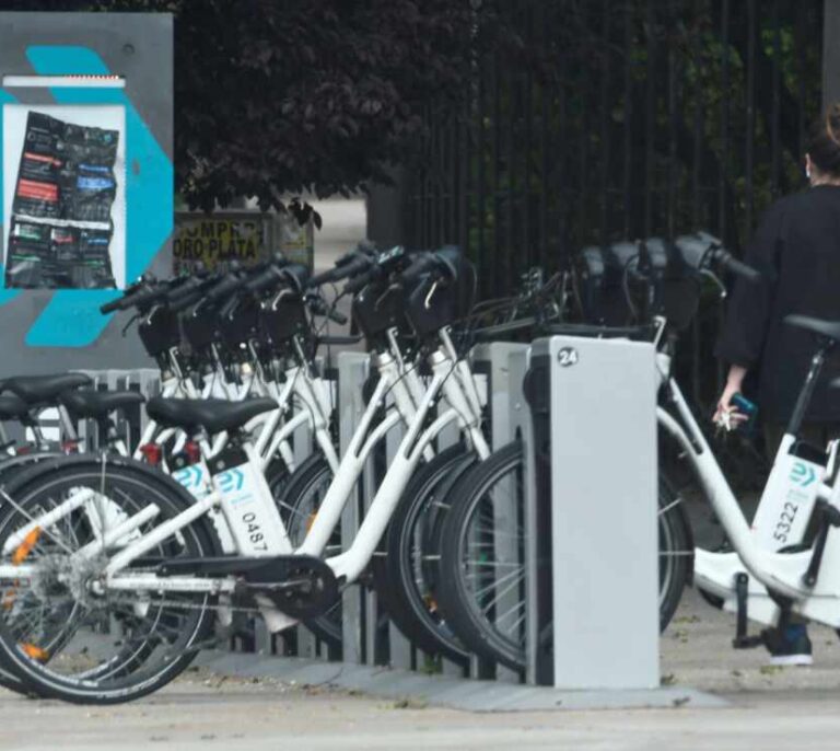 La DGT trabaja en prohibir circular a más de 30 km/h en vías de un solo carril por sentido para fomentar el uso de la bicicleta