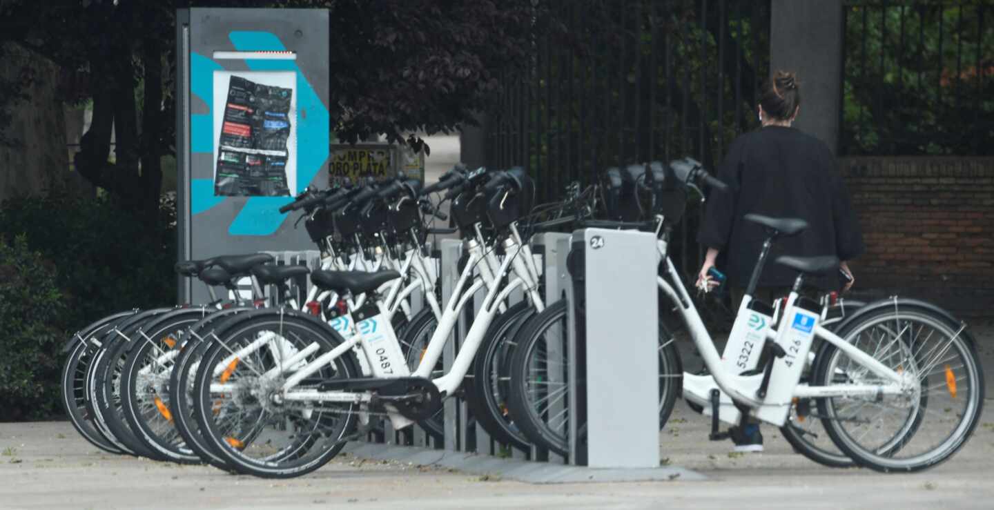 La DGT trabaja en prohibir circular a más de 30 km/h en vías de un solo carril por sentido para fomentar el uso de la bicicleta