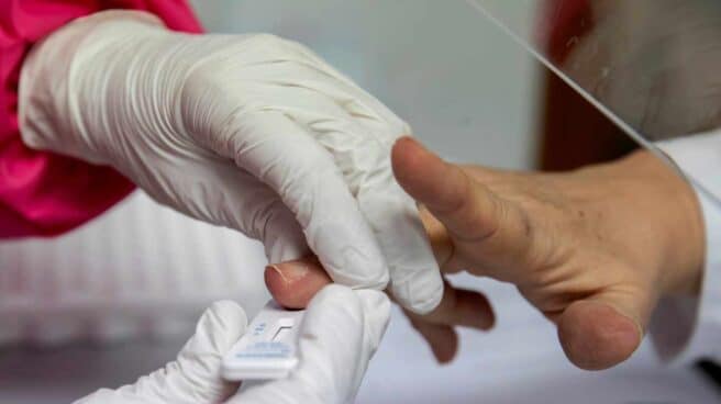 Una enfermera hace un test rápido a un hombre para ver si es portador del coronavirus, este lunes en el centro de salud de San Andrés, Murcia