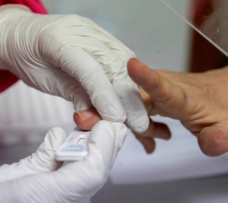 Una gota de sangre y quince minutos de espera: así se hacen los tests rápidos