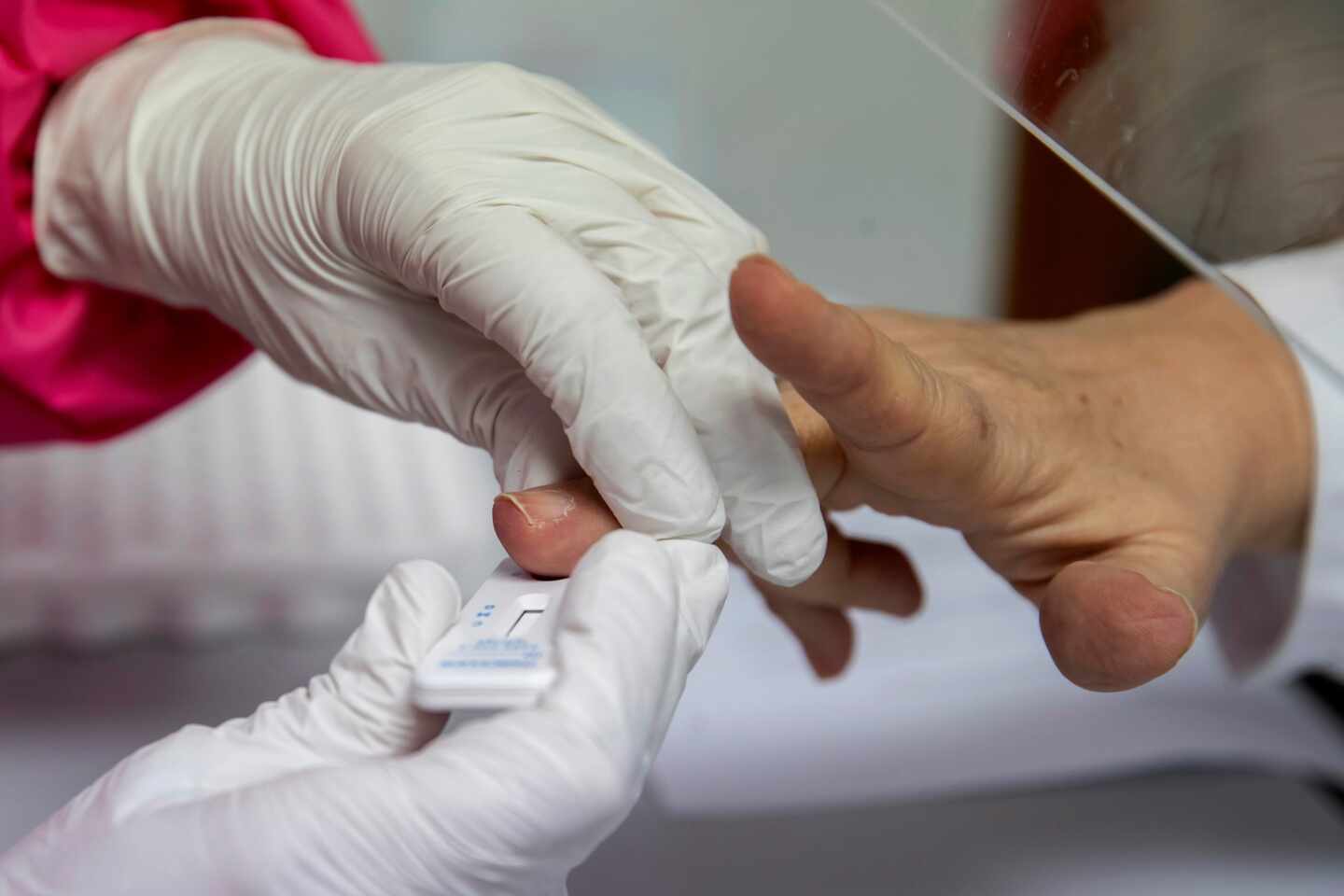 Una enfermera hace un test rápido a un hombre para ver si es portador del coronavirus, este lunes en el centro de salud de San Andrés, Murcia