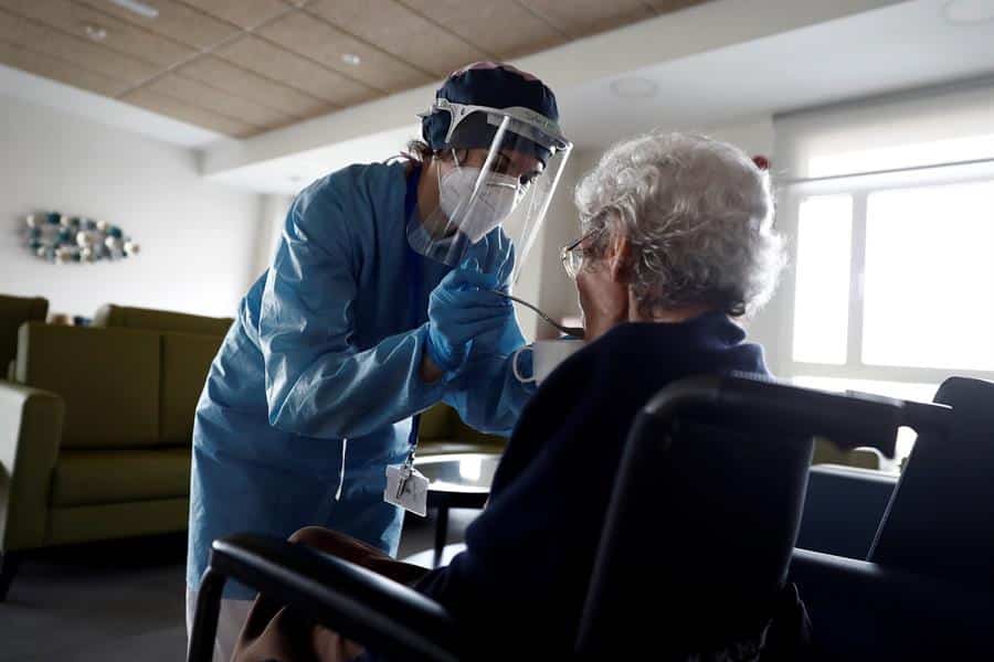 Cataluña interviene en una residencia de Lérida por un brote con 120 ancianos contagiados