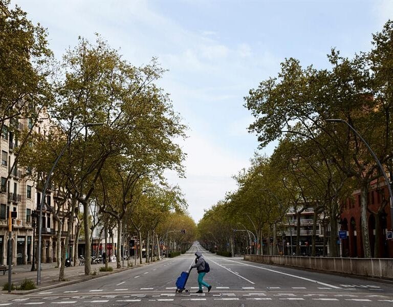 Barcelona da 300 euros a los afectados por el Covid-19 y el Govern suma 200 euros más