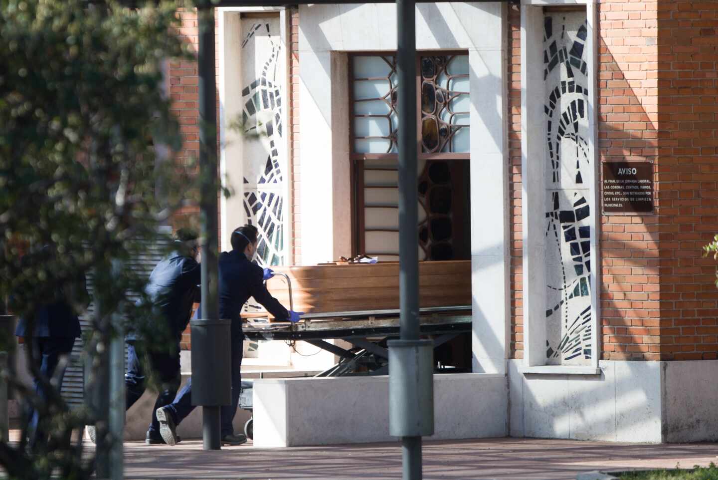 Nuevo colapso de la funeraria de Madrid: estudian trasladar fallecidos a otras comunidades