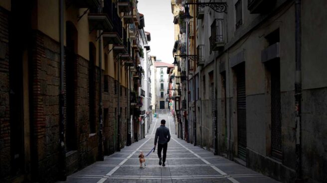 Un hombre pasea a un perro en Pamplona durante el confinamiento