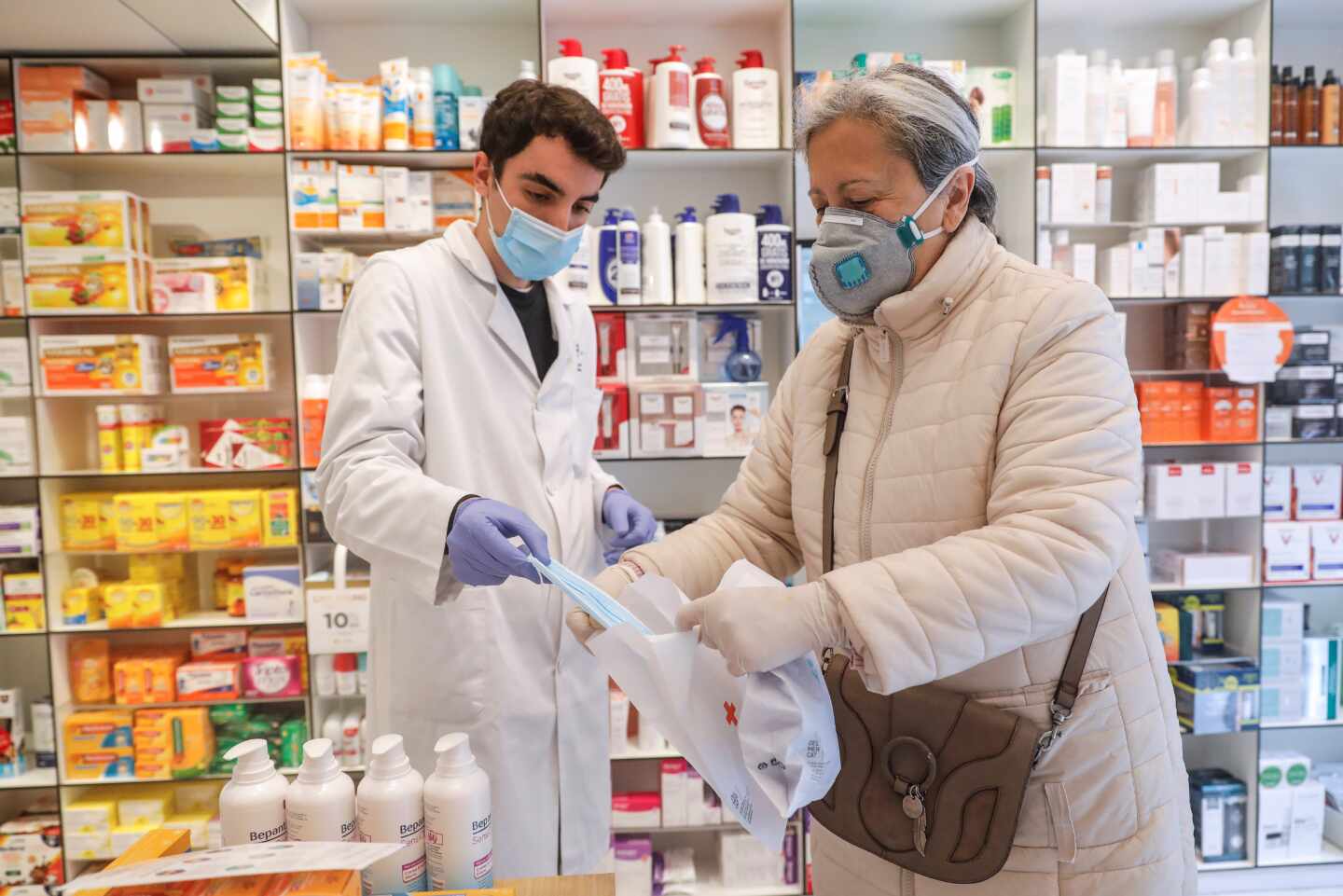 Razones para comprar las mascarillas en la farmacia en plena crisis sanitaria