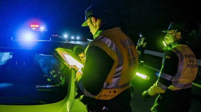 Un conductor muestra su documentación a los agentes en un control de movilidad interurbana de la Guardia Civil de Tráfico en la AP 4.