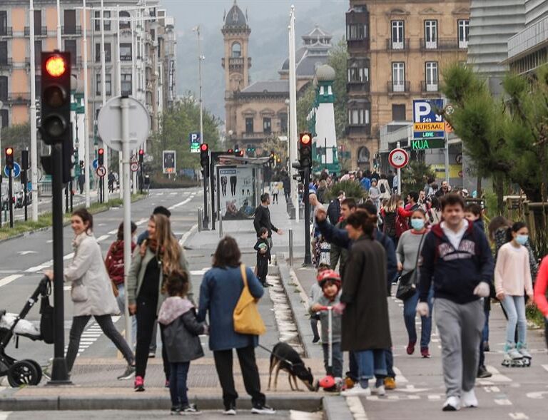 Euskadi supera ya la ola de Navidad al disparar los casos y entrar en 'zona roja'