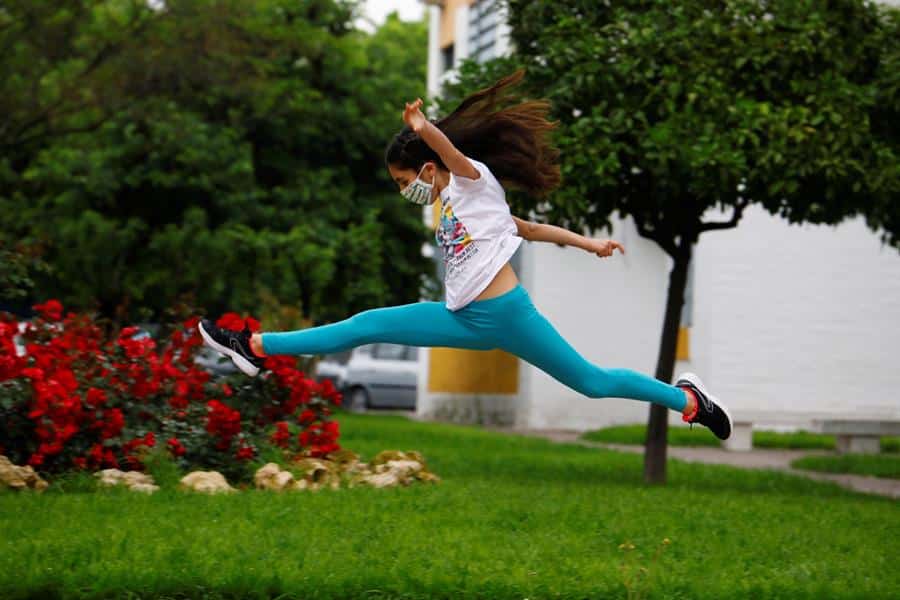 La primera salida de los niños a la calle en 43 días, en imágenes