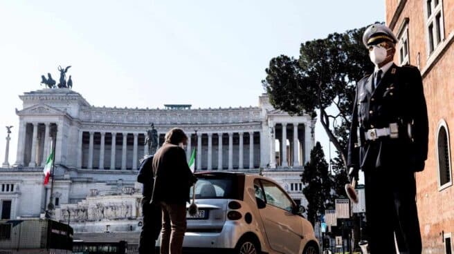 Agentes de policía realizando un control a un vehículo en Roma, Italia.