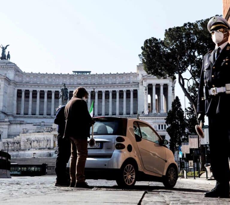 Italia continúa su tendencia a la baja: 2.667 contagios y 578 muertes más en 24 horas