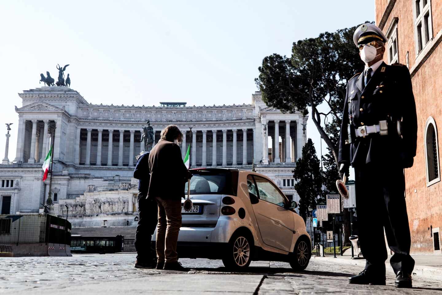 Agentes de policía realizando un control a un vehículo en Roma, Italia.