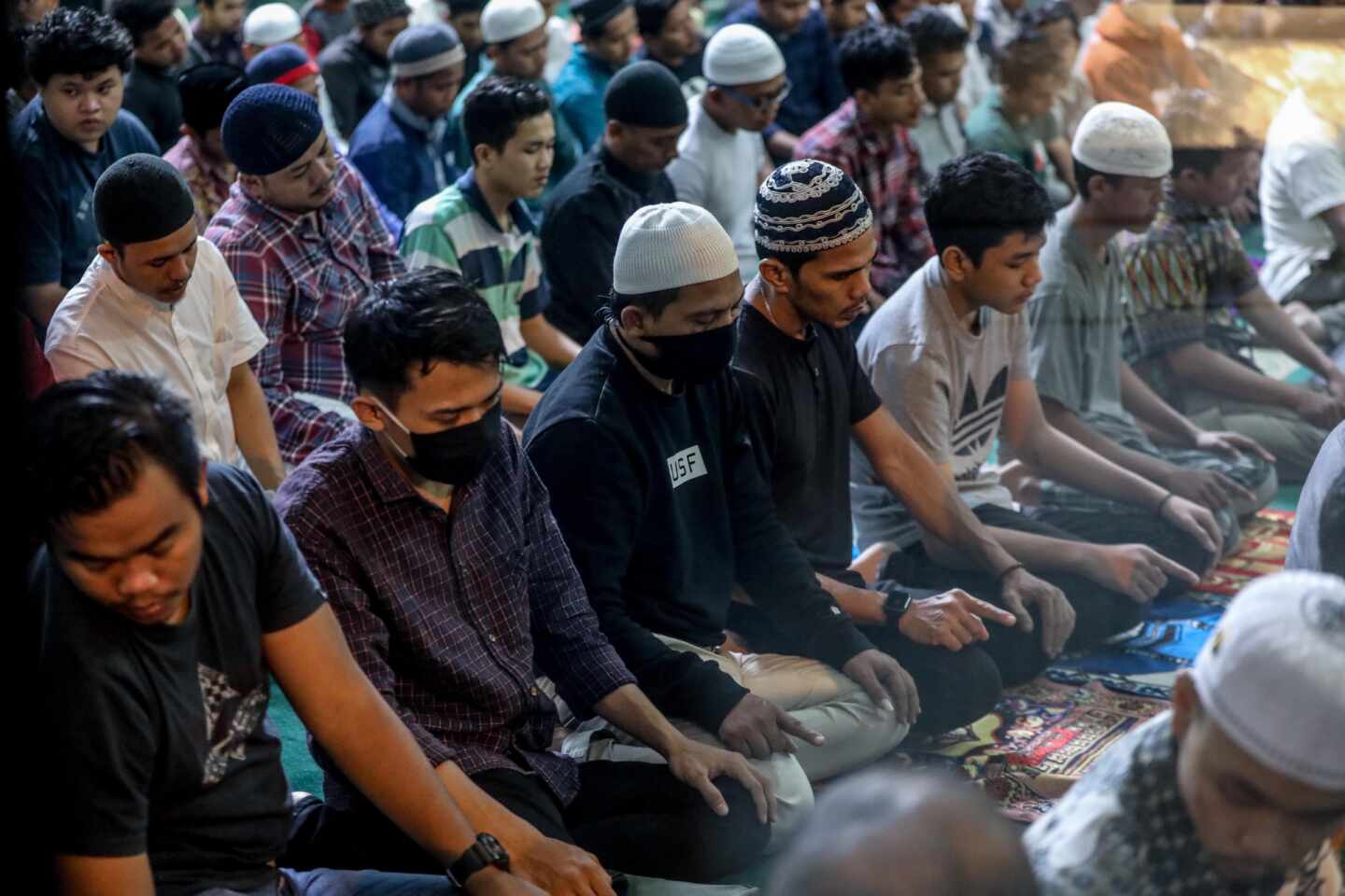 Musulmanes indonesios rezan durante la noche del Ramadán en la Gran Mezquita de Baiturrahman en Banda Aceh, Indonesia.