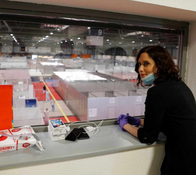 Ayuso comprará 14 millones de mascarillas "para todos" de cara al fin del confinamiento