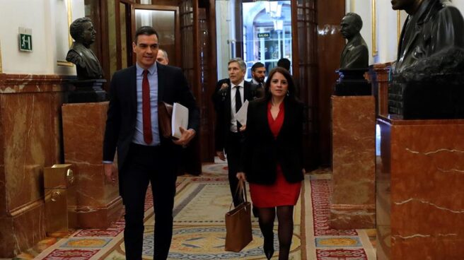 El presidente del Gobierno, Pedro Sánchez, acompañado por la portavoz socialista, Adriana Lastra, a su llegada al pleno. Sánchez Congreso Unión Europea